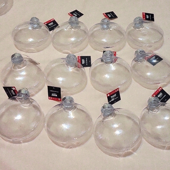 12 DIY Clear Plastic Disc-Shaped Ornaments - Picture 1 of 6